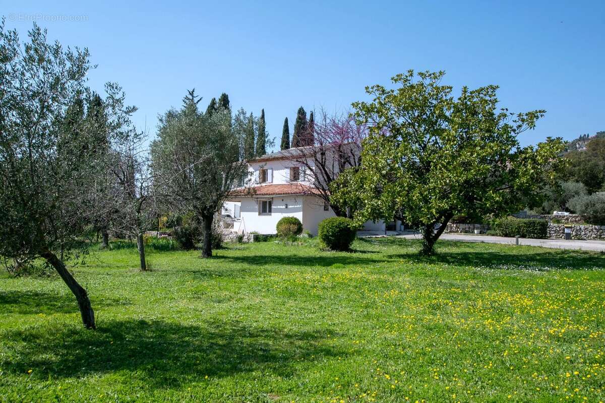 Maison à CHATEAUNEUF-GRASSE