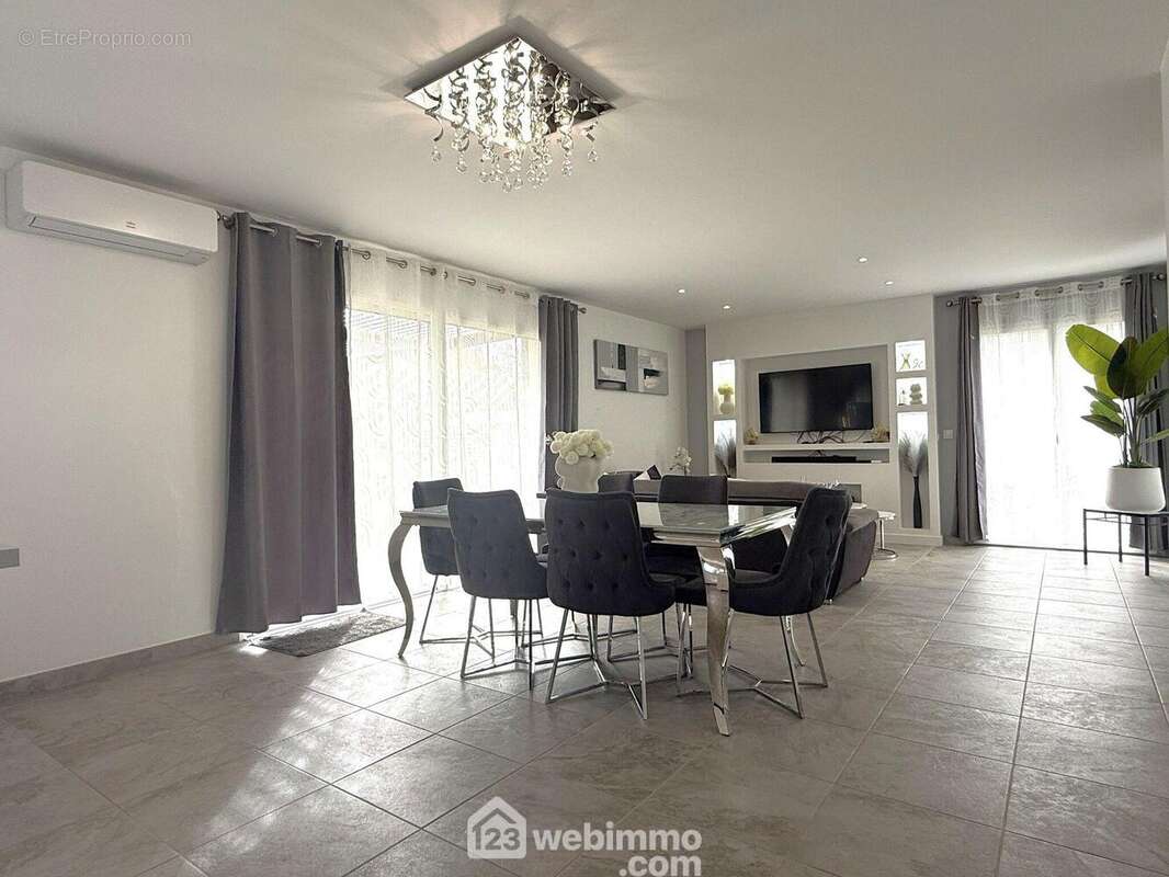 L'espace salle à manger, - Maison à NEUVILLE-DE-POITOU