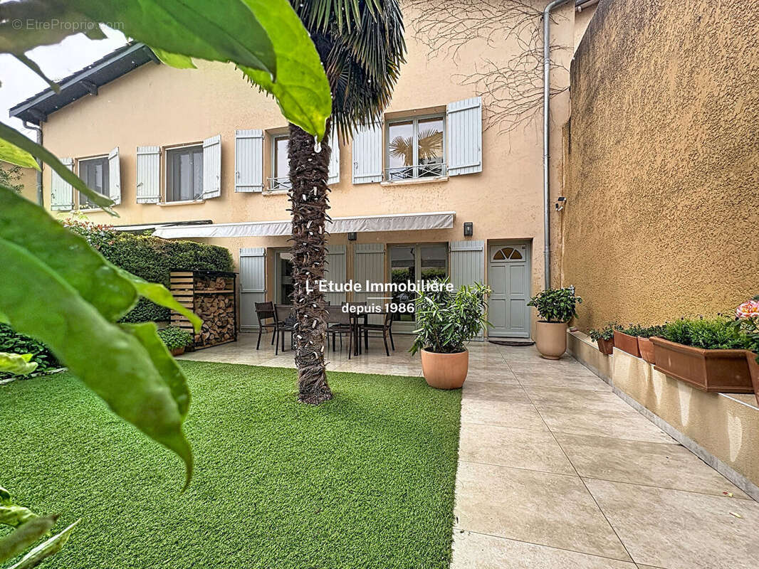 A VENDRE Maison Caluire LE BOURG 6 pièce(s) 136.30 m2 avec jardinet et Terrasse - photo 15