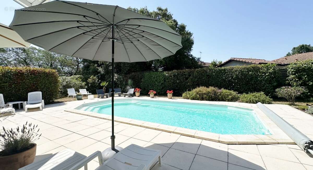 GOLF ET CENTRE VILLE VILLA A PIED POUR CETTE VILLA DE 6 Pièces de 150 m2 sur une parcelle de 800 m2 avec piscine - photo 3