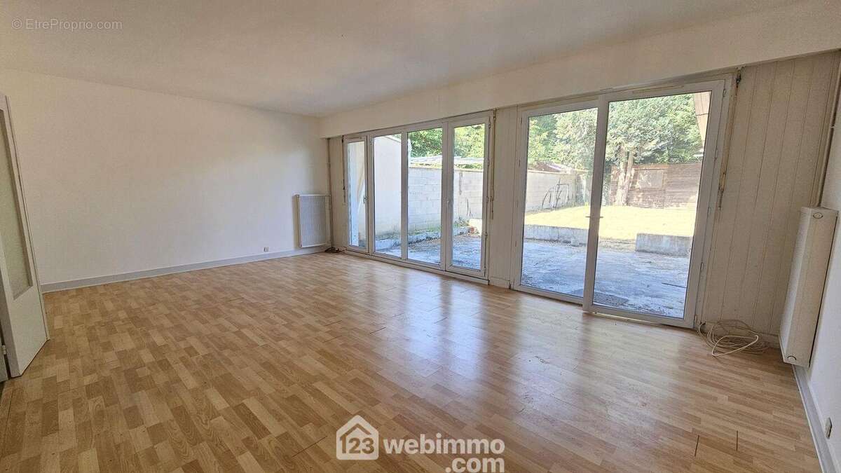 Un séjour lumineux avec un accès direct sur la terrasse.