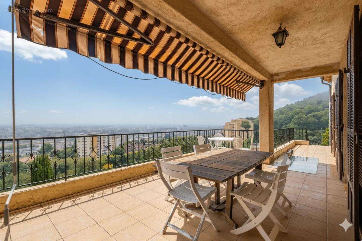 Maison à SAINT-LAURENT-DU-VAR