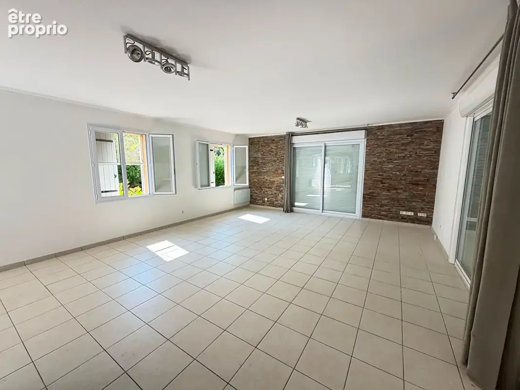 Super Maison  de plain pieds de 128 m2 habitable avec terrain , piscine et parkings - photo 5