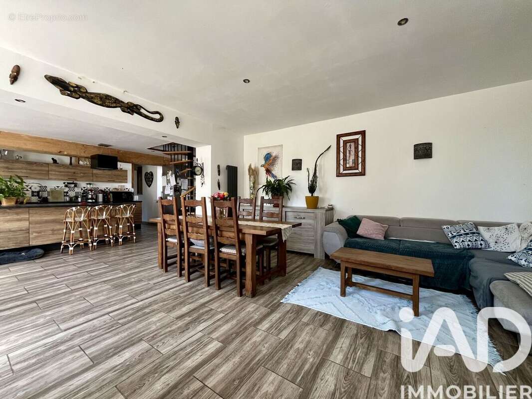 Maison 130 m² à Villemer  - photo 2