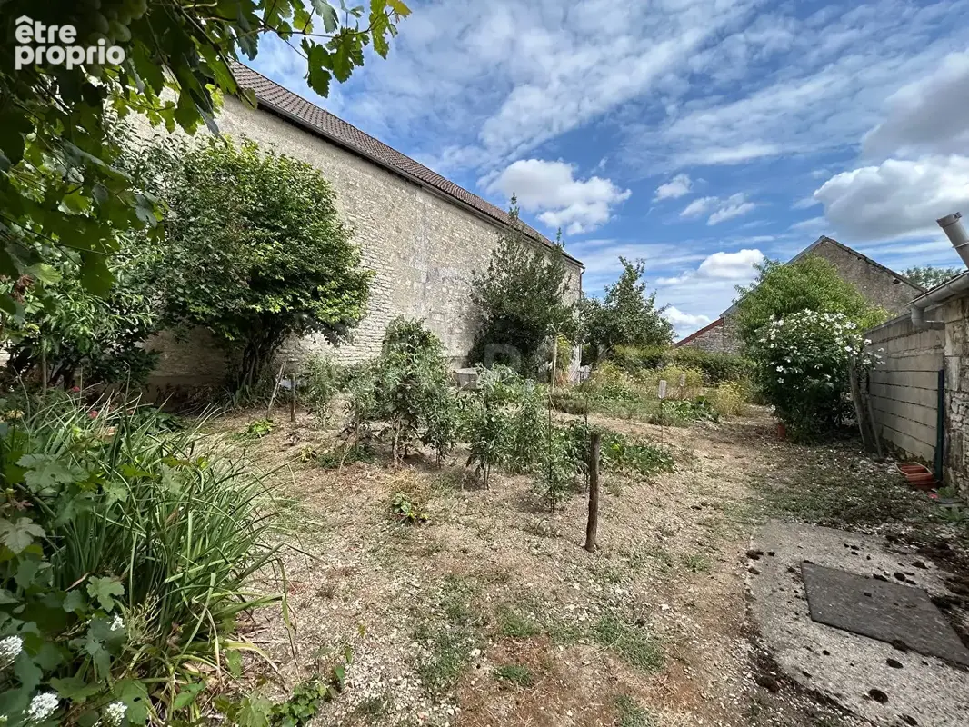 Maison de campagne, fort potentiel, vastes dépendances - photo 4