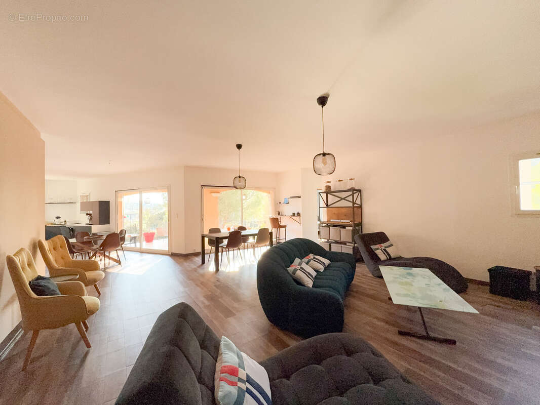 Maison à SAINT-MITRE-LES-REMPARTS