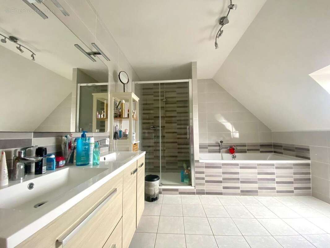 Maison à CONDE-SUR-VIRE