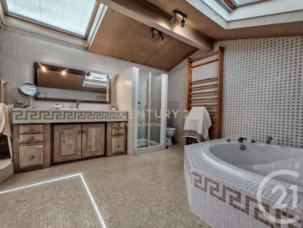 Maison 233 m² à Saint-Jean-De-Vedas  - photo 12