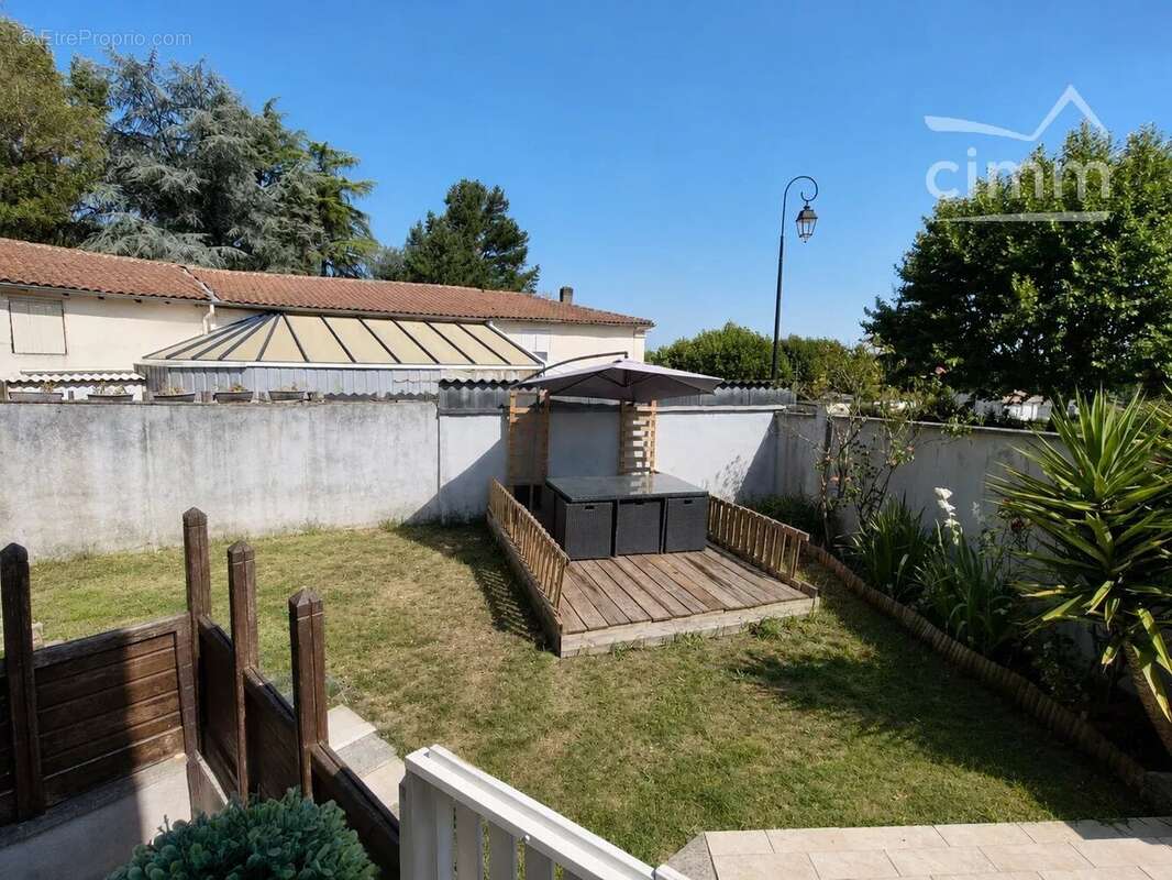 Maison à MONTENDRE