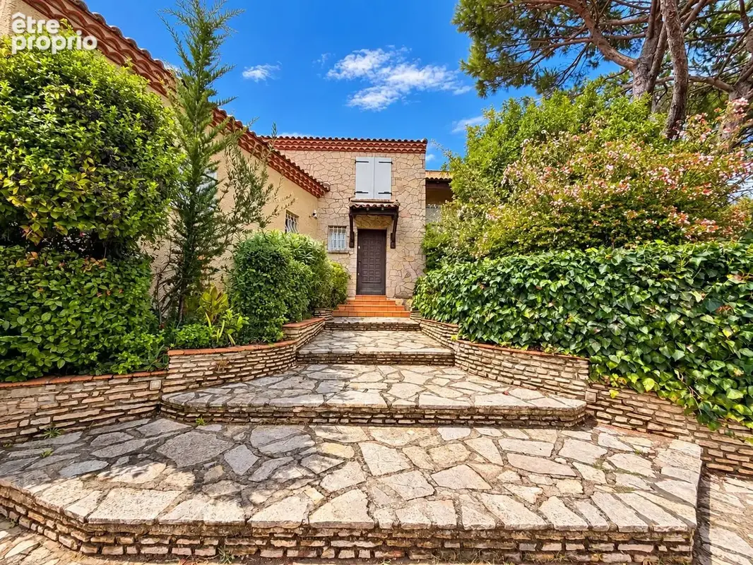 NIMES LA CIGALE Magnifique bastide 6 pièces de 210 m2 avec jardin et piscine - photo 3