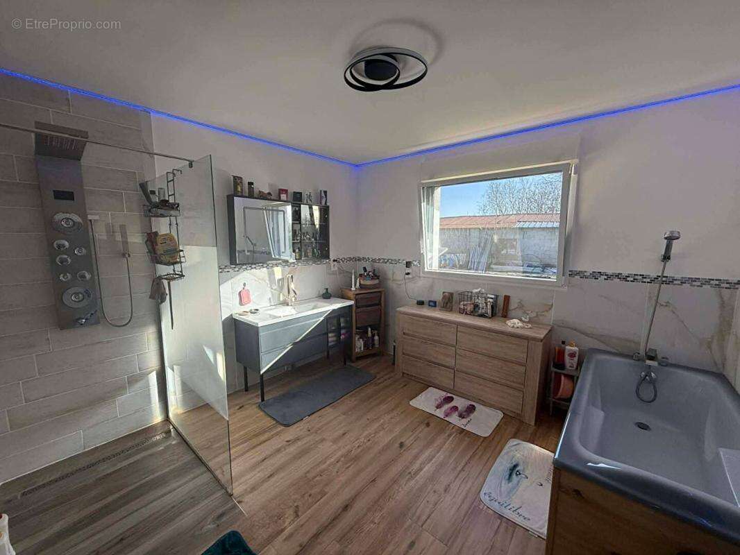 Maison à OYE-PLAGE