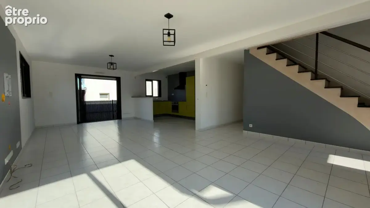 Saint Marc sur Mer - Maison double usage maison et bureaux avec sous sol de 129 m2 - photo 11