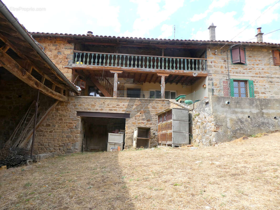 Très belle ferme de caractère indépendante avec grandes dépendances et 5 000 m2 de terrain - photo 6