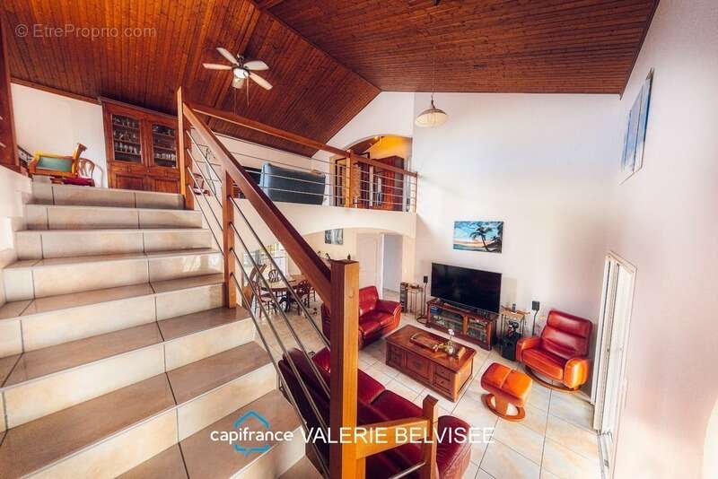 Villa familiale f5 avec piscine, vue dégagée et superbes volumes – saint-louis - photo 10