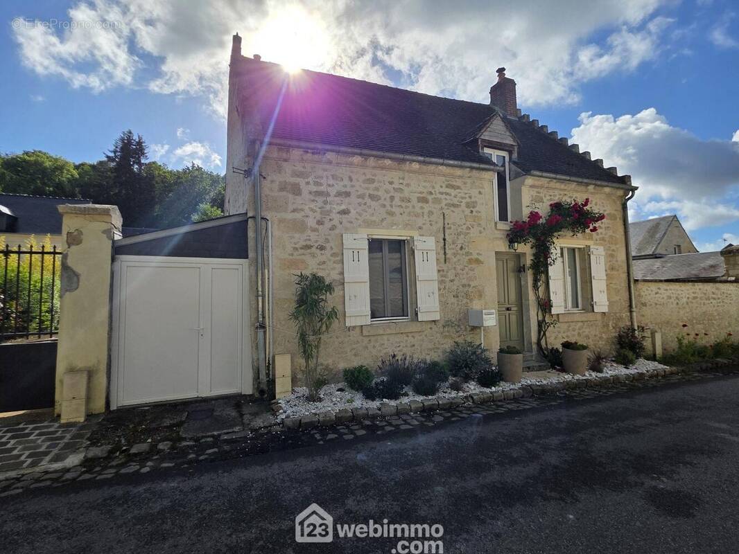 Une maison de caractère où le charme de la pierre s'exprime dès le premier regard - Maison à BOURGUIGNON-SOUS-MONTBAVIN