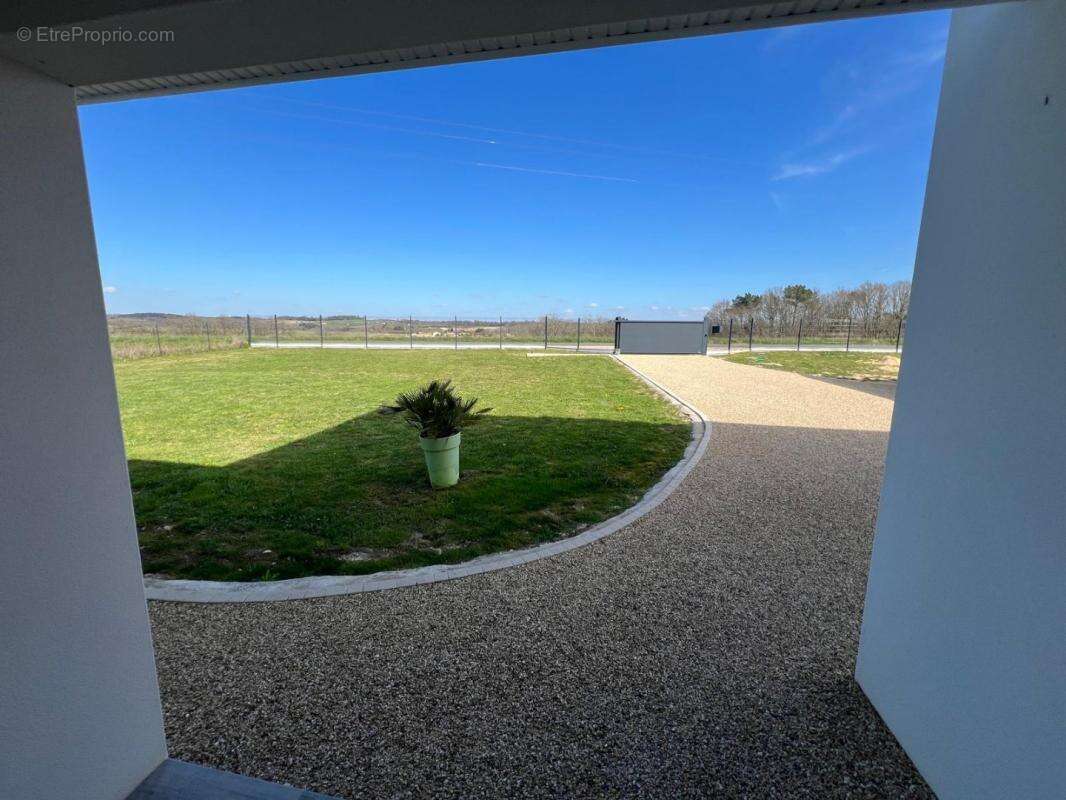 Maison à LEGUILLAC-DE-L'AUCHE