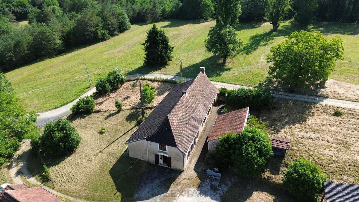 Dans un cadre naturel exceptionnel corps de ferme à restaurer - photo 14