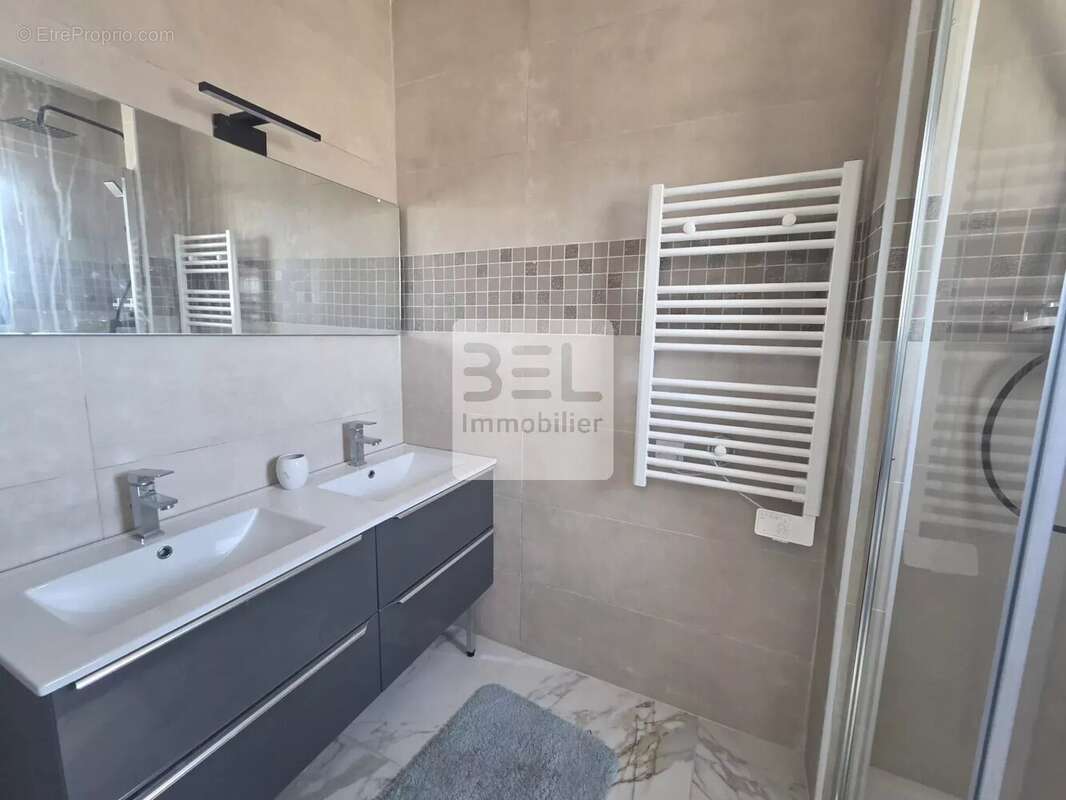 Appartement à LAUDUN-L'ARDOISE