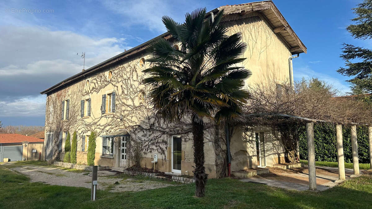 Maison à EYZIN-PINET