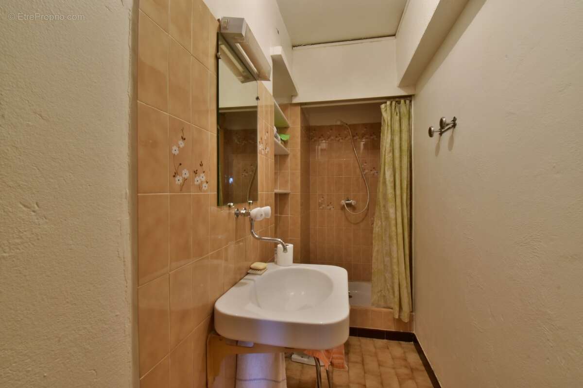 À VENDRE – Grande villa avec terrain boisé avec une olivette à Sisteron - photo 14