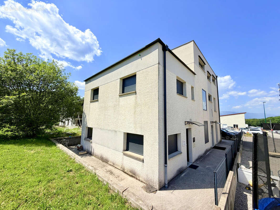 bâtiment - Commerce à VULBENS