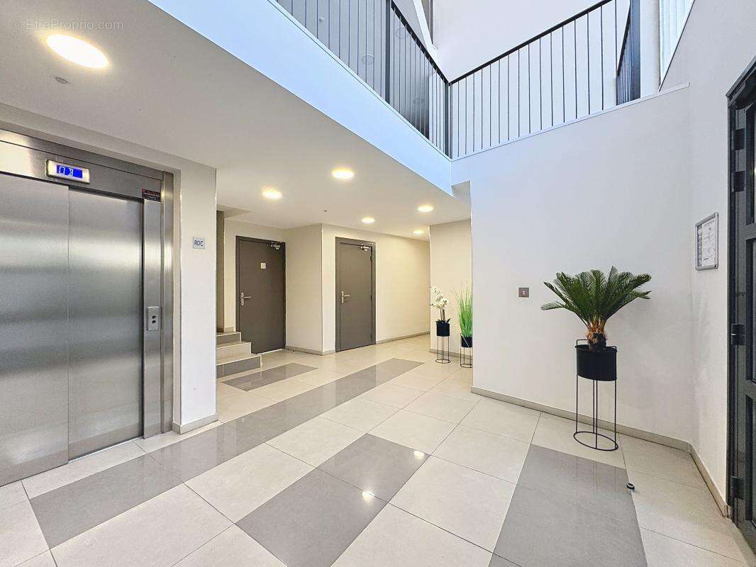 Appartement à SAINT-LAURENT-DU-VAR