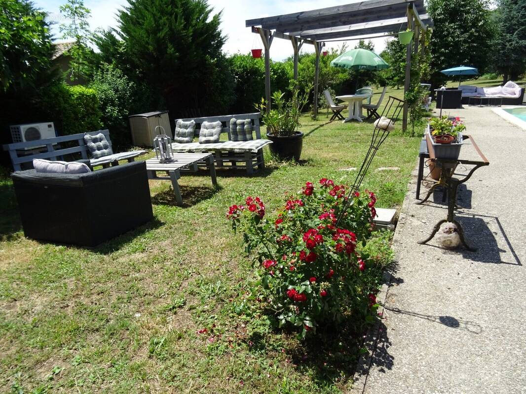 Maison à LA CHAPELLE-DE-LA-TOUR