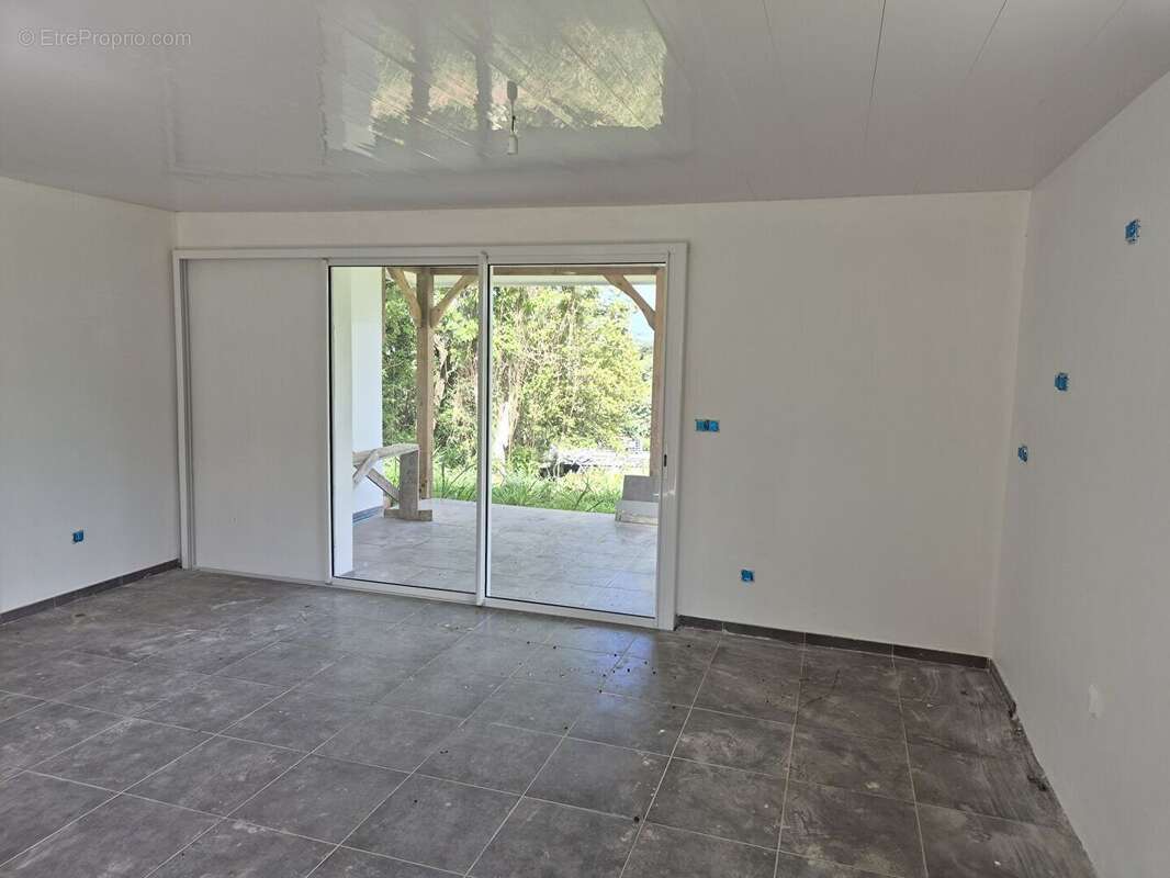 A vendre : Maison neuve 4 pièce(s) au Lamentin - photo 3
