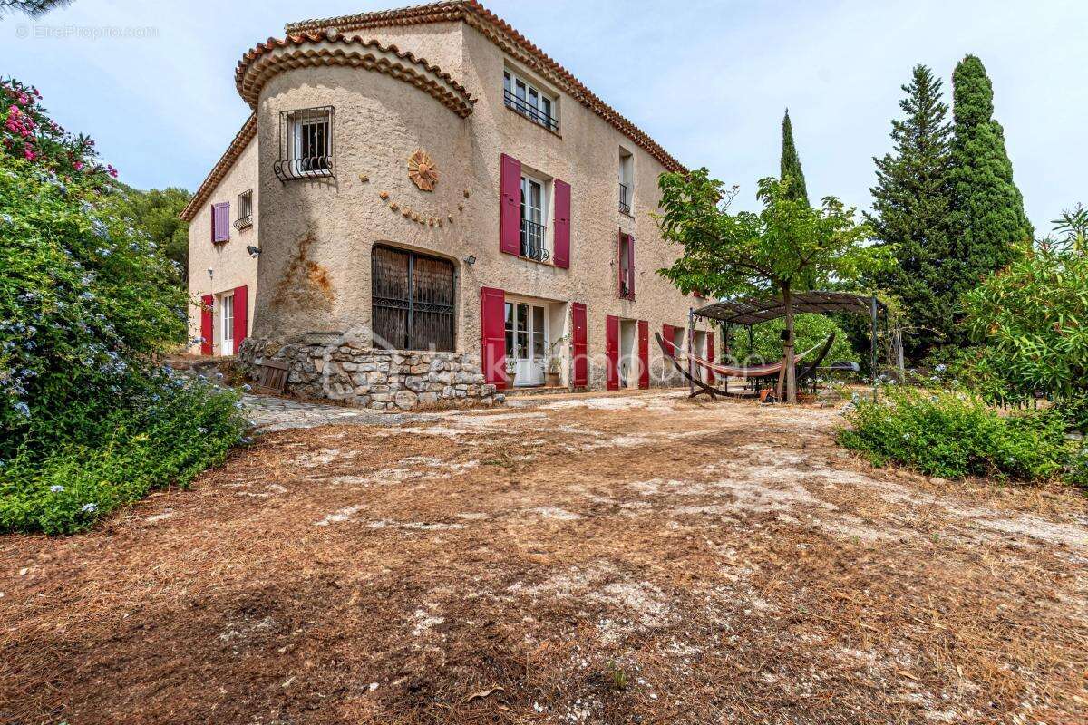 Maison à LE REVEST-LES-EAUX