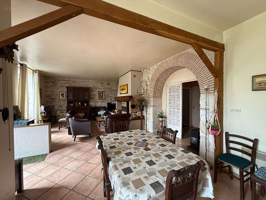 Maison à ALLEZ-ET-CAZENEUVE