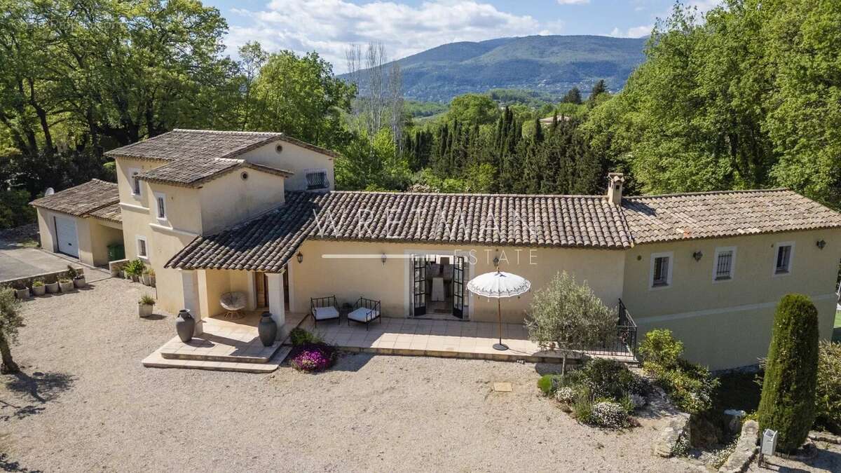 Maison à CHATEAUNEUF-GRASSE