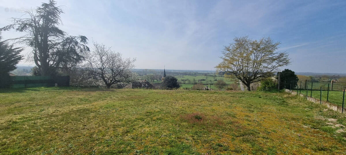 Terrain à VARENNE-SAINT-GERMAIN