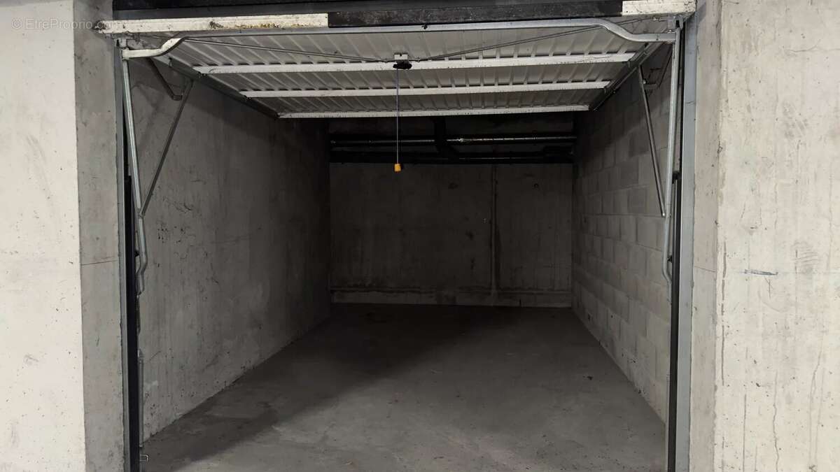 Garage au centre de thonon à deux pas de la gare - photo 3