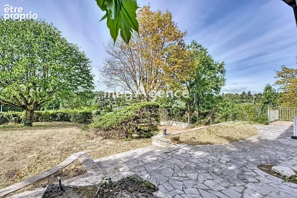 Rare à Tassin le Bourg, maison sur sous-sol complet, terrain de 900m2 - photo 3