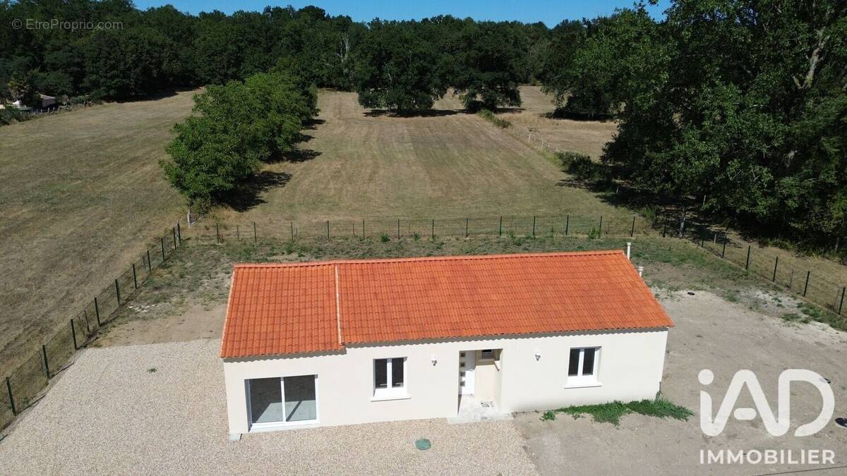 Photo 1 - Maison à LA ROCHE-CHALAIS