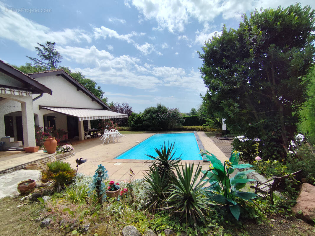 Maison à SAINT-GENIS-LES-OLLIERES