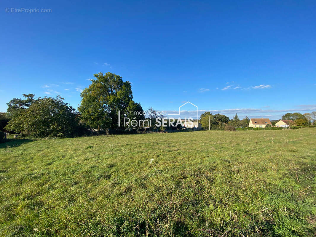 Terrain à SAINT-DENIS-DE-MERE