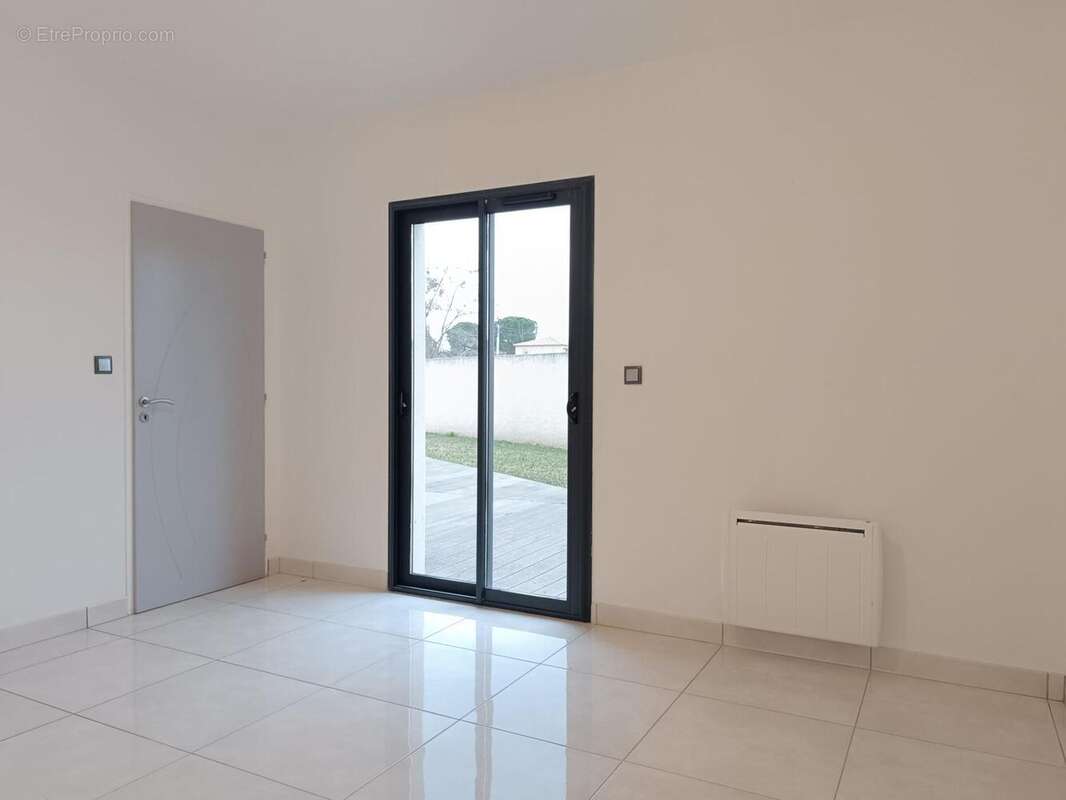 Chambre 1 (RDC) - Maison à SAINT-MARCEL-SUR-AUDE