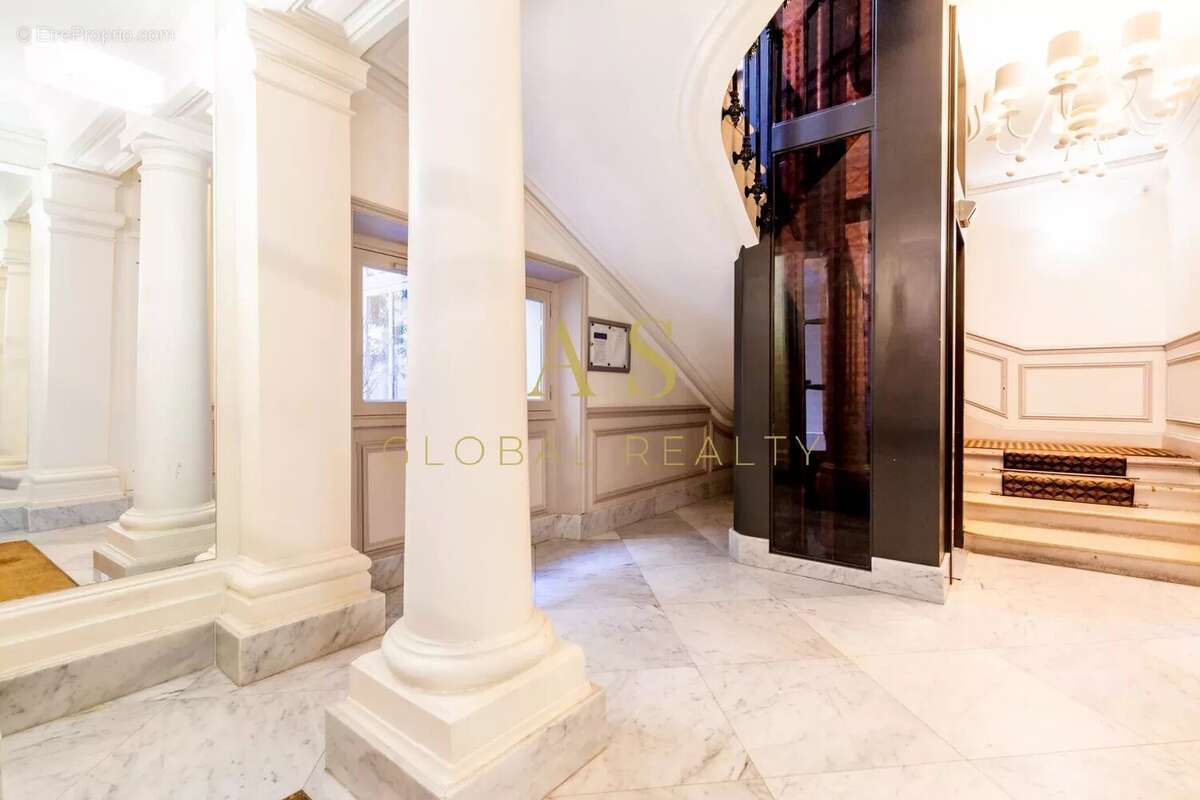 Appartement à PARIS-8E