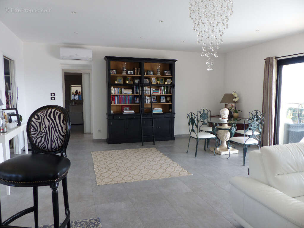 Villa Afa  contemporaine 6 pièce(s) 232 m2 F4+F2 avec piscine - photo 9