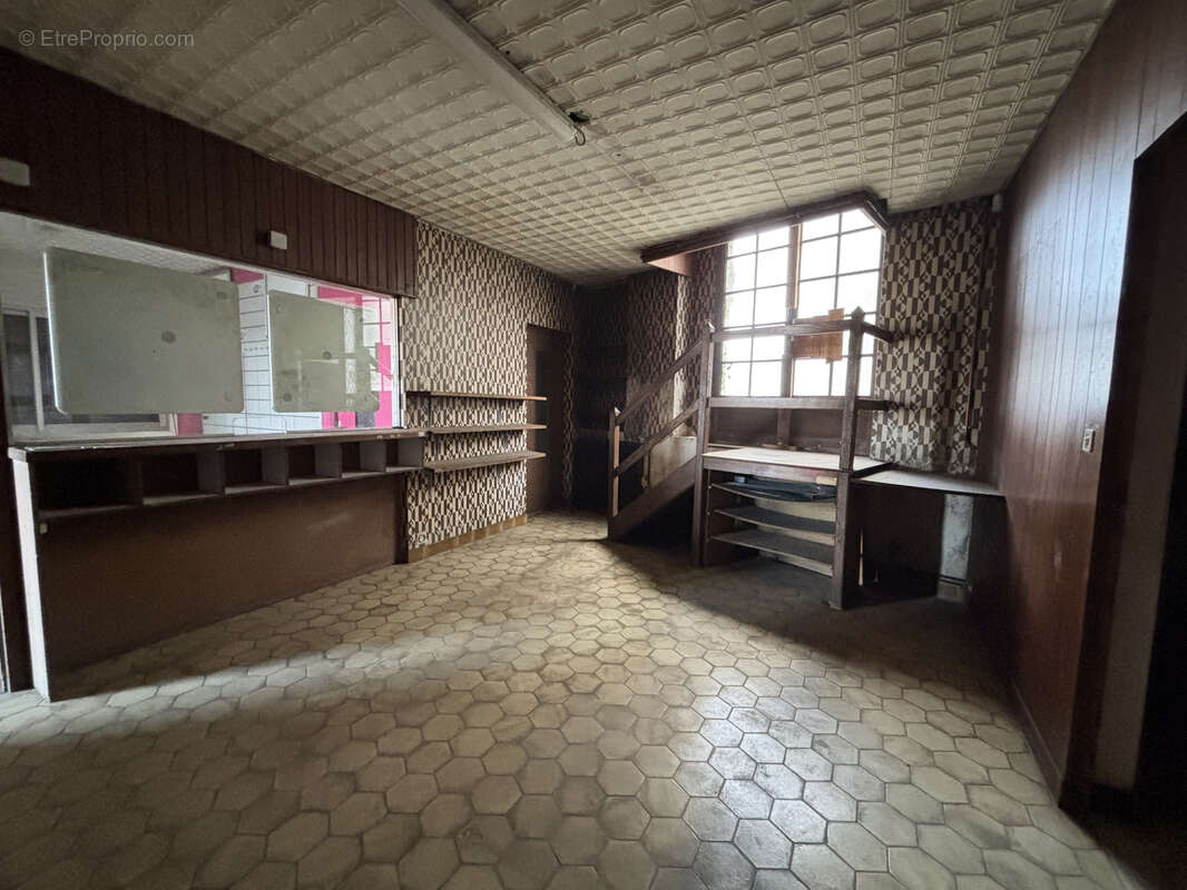 Commerce à SAINT-YRIEIX-LA-PERCHE