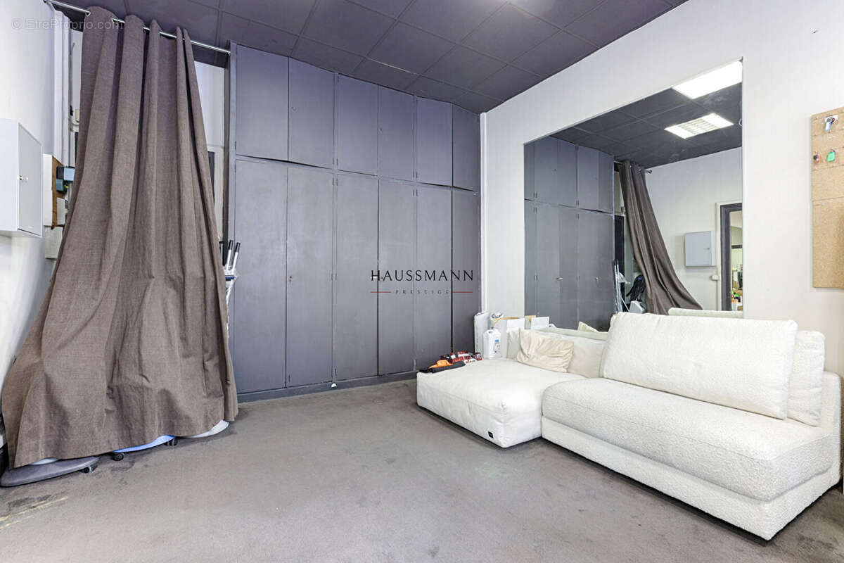 Commerce à PARIS-8E