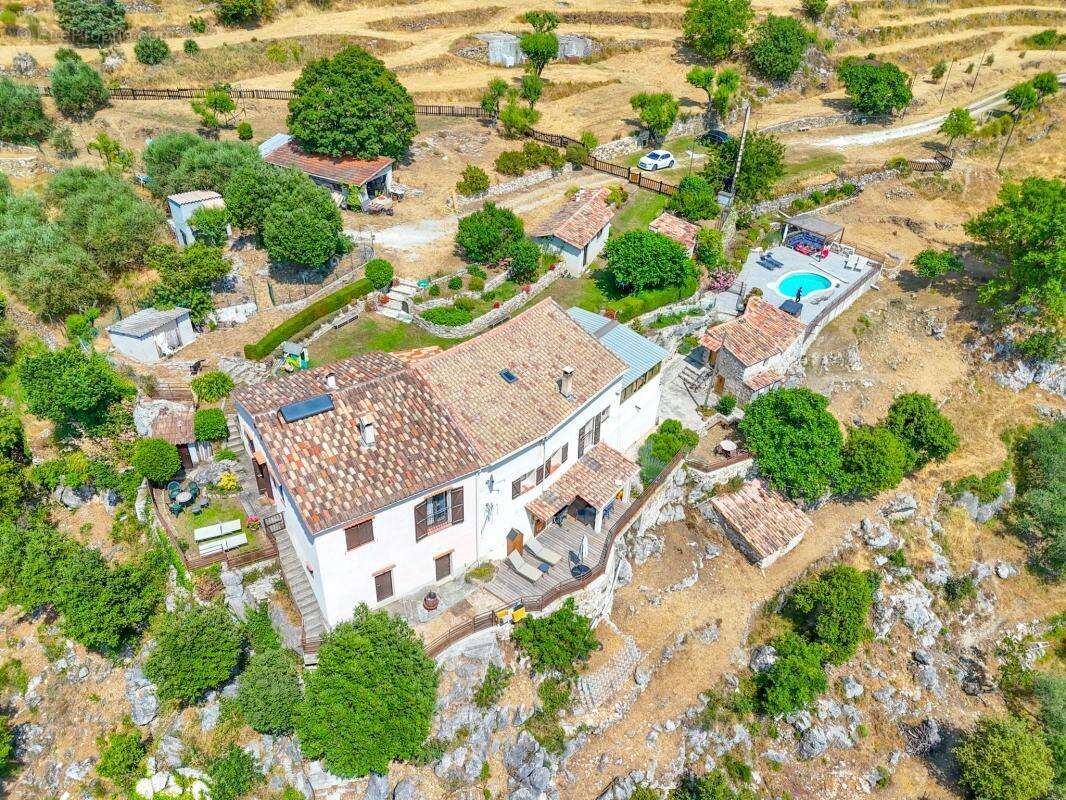 Bâtisse de 180,30 m², 3 appartements + Terrain 34 443 m² - photo 3
