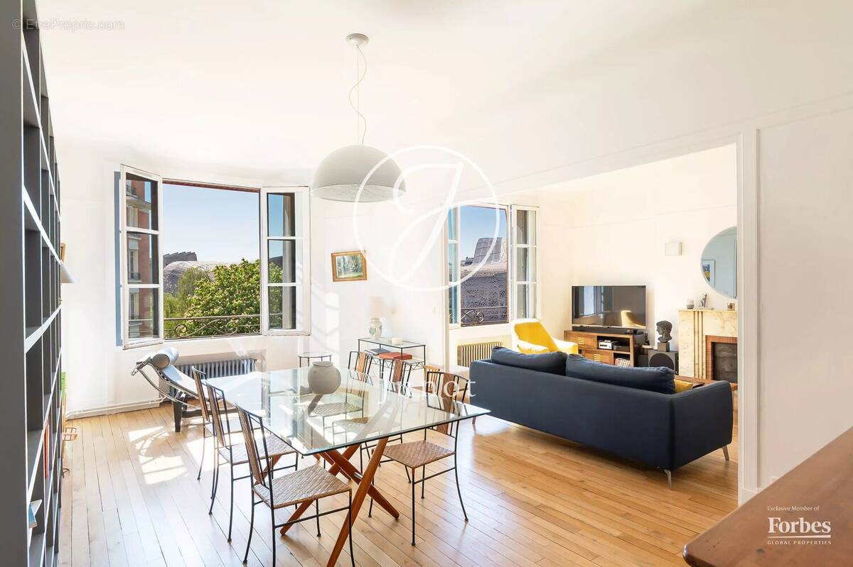 Appartement à PARIS-16E