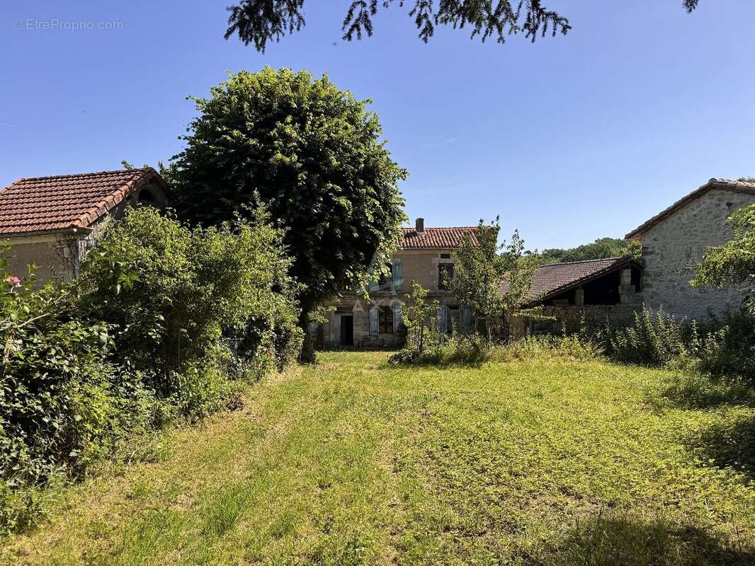 ttenaAuthentique maison charentaise à rénover avec dépendances et beau potentiel d'agrandissement - photo 3