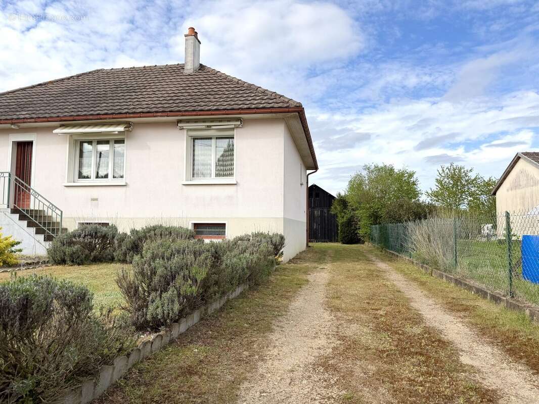 Accès terrain arrière - Maison à MONTFORT-LE-GESNOIS