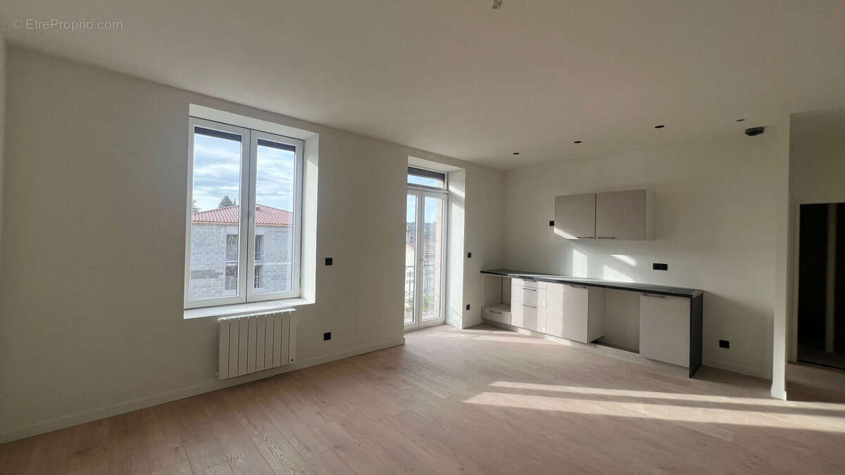 Appartement à SAINT-JUST-MALMONT
