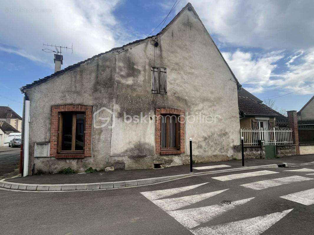 Maison à VILLENEUVE-SUR-YONNE