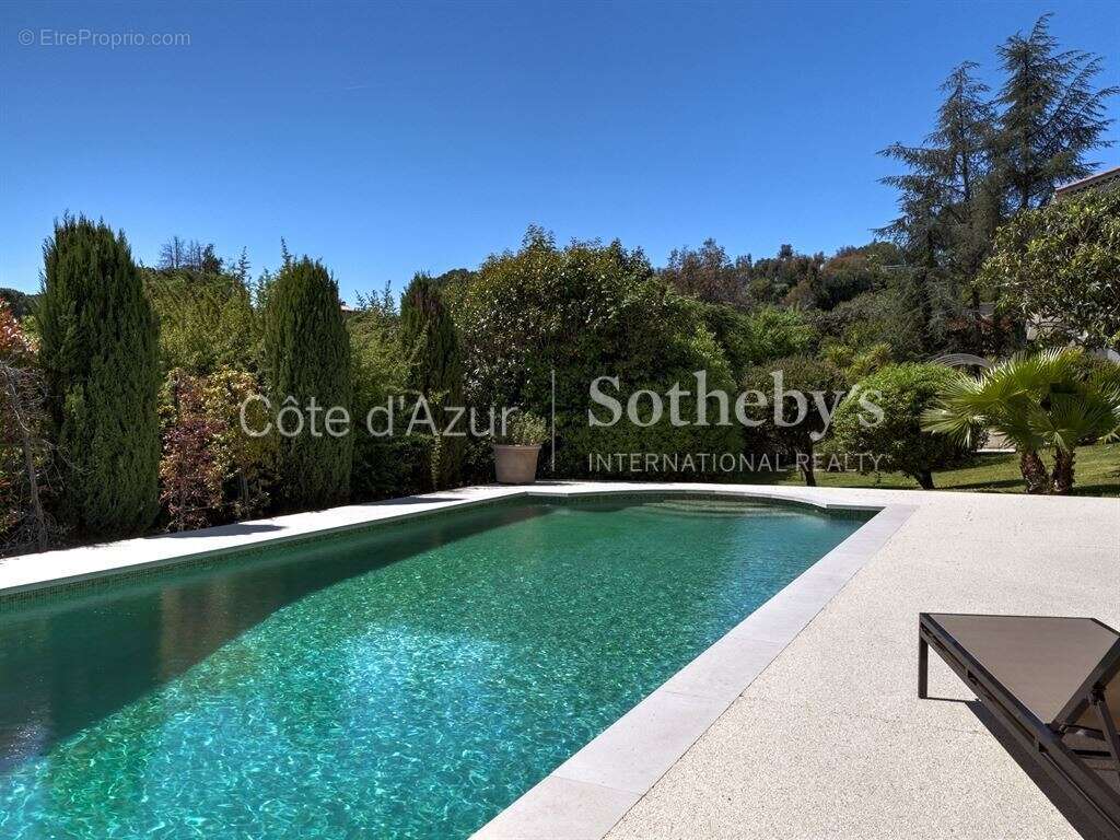 Maison à LA ROQUETTE-SUR-SIAGNE