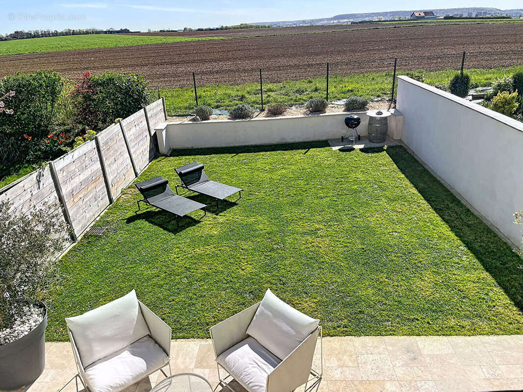 Maison à THIVERVAL-GRIGNON